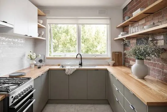Cozinha em U com despensa